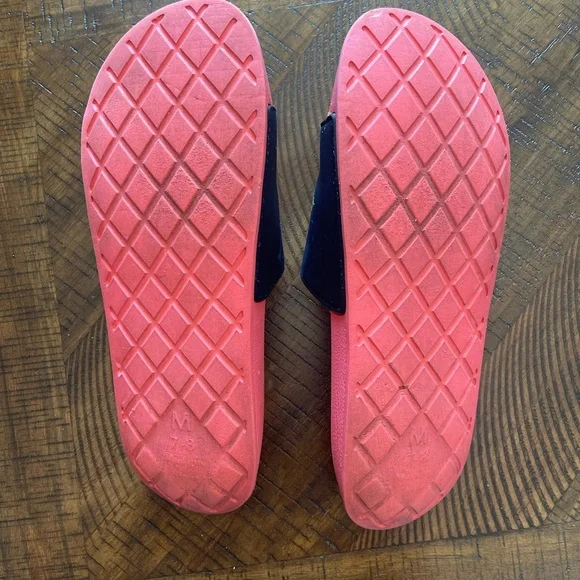 Vera Bradley Black and Pink Pineapple Sandals Size 8 - Picture 3 of 3